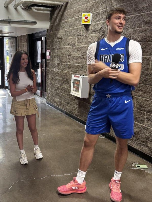 配亿多配资 BR女记者晒出与弗拉格的合影：这是我的“欢迎来到NBA”时刻